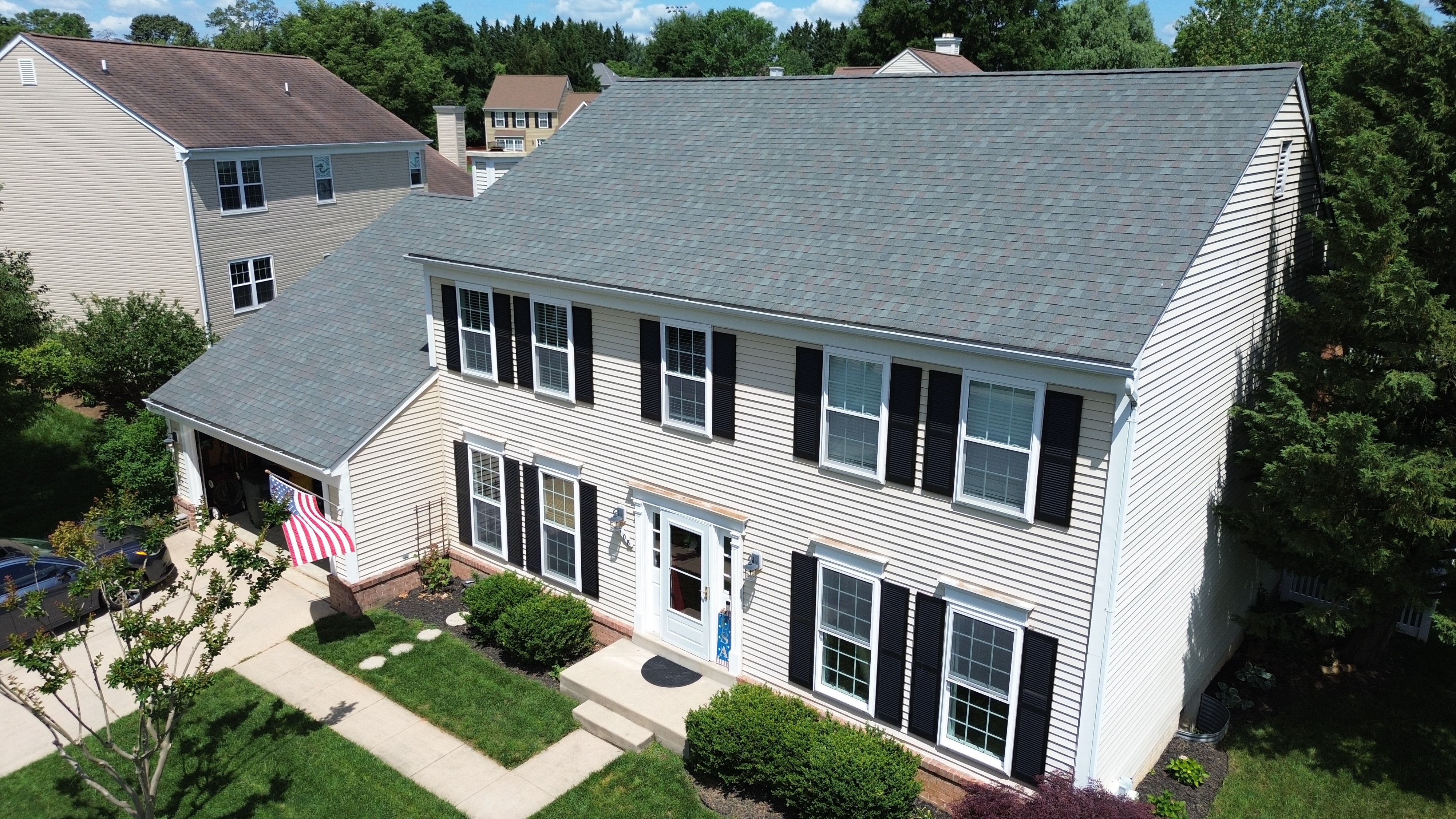 Side elevation of a Crofton MD home showing old siding before Prime Roofing & Siding replacement